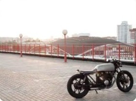 Cafe racer parked on a promenade